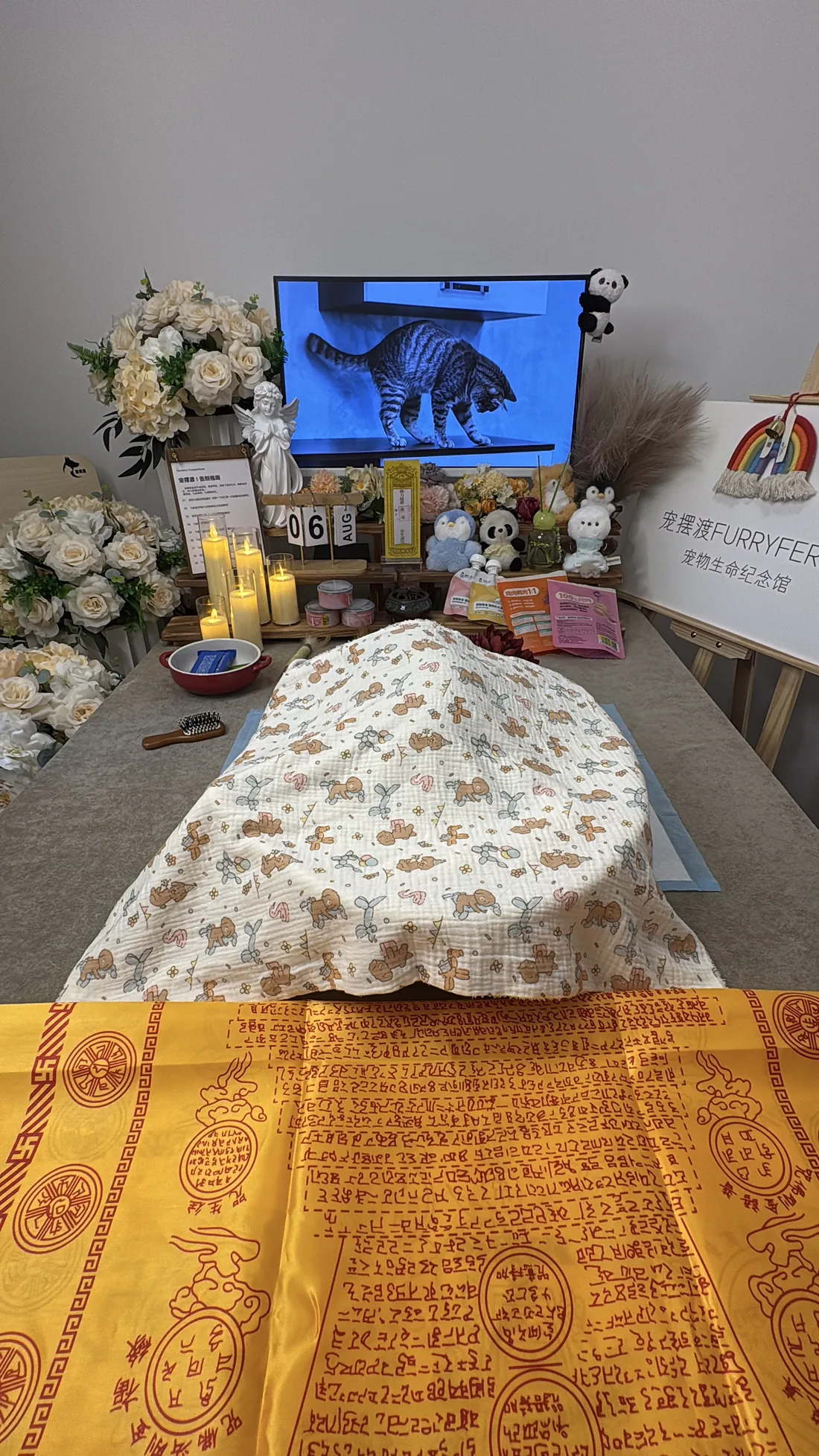东莞宠物告别仪式中的鲜花与纪念照片